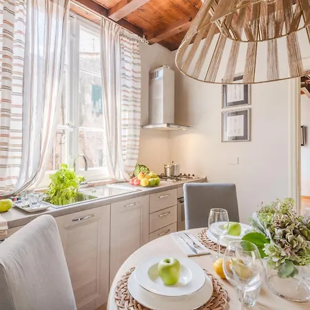 Castruccio Apartment, Timeless Elegance In * ルッカ