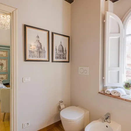 Castruccio Apartment, Timeless Elegance In アパート ルッカ