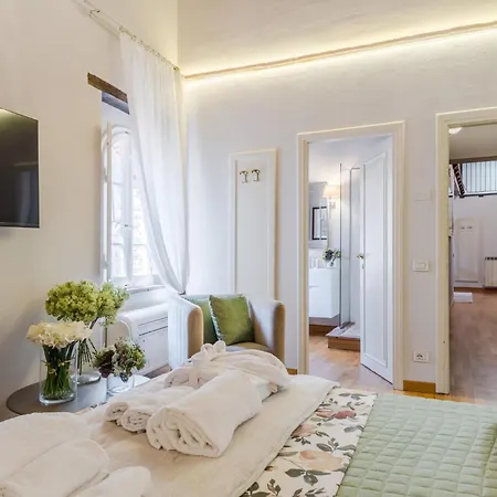 Castruccio Apartment, Timeless Elegance In アパート ルッカ