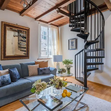 Castruccio Apartment, Timeless Elegance In アパート *
