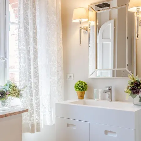 Castruccio Apartment, Timeless Elegance In شقة *
