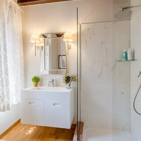 Castruccio Apartment, Timeless Elegance In شقة لوكا